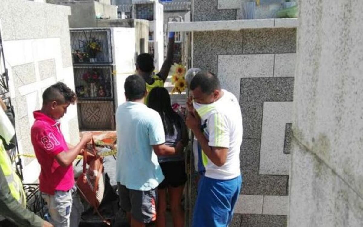 ¡DE TERROR! Hombre sacó de la tumba a su primo para darle el Feliz Año