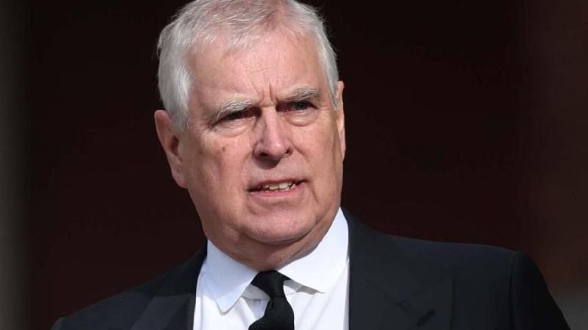 El príncipe Andrés renuncia a sus títulos reales en medio de escándalos