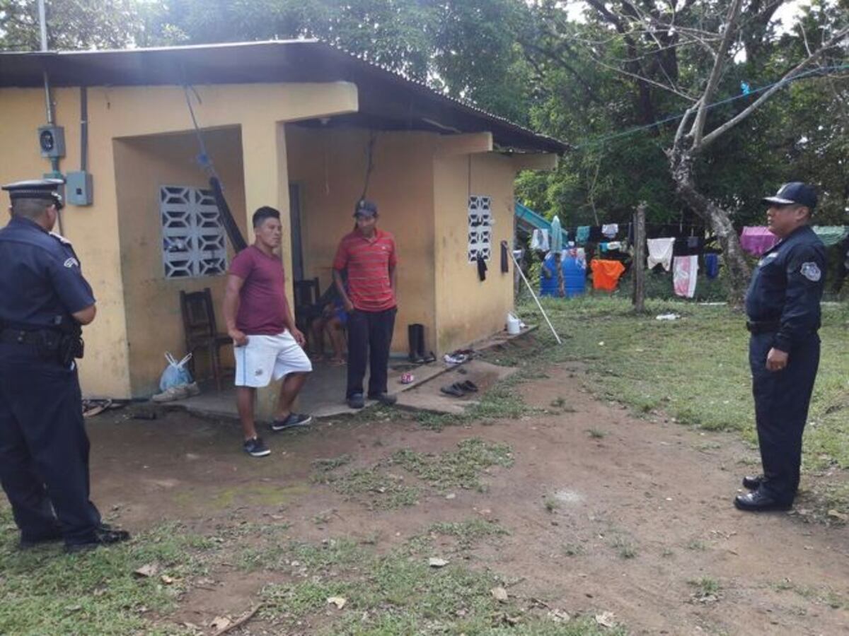 ¡DESALMADA! Menor tira a su hijo recién nacido a letrina y luego le lanza piedra