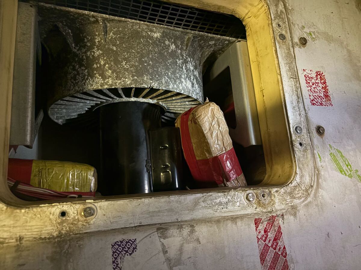 ¡Otro cargamento que no llegó a su destino! Aeronavales revientan buque con 230 paquetes de presunta droga en Colón