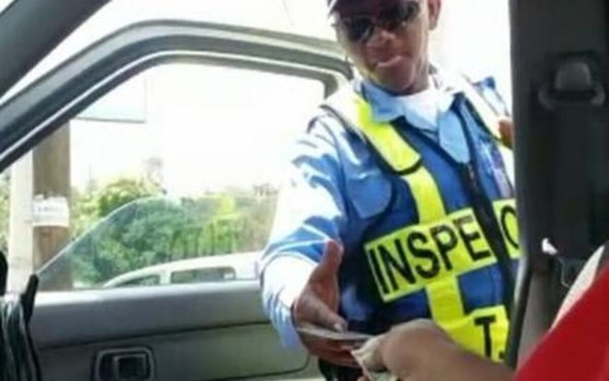 VIDEO | Inspector de la ATTT lo graban 'coimiando' 