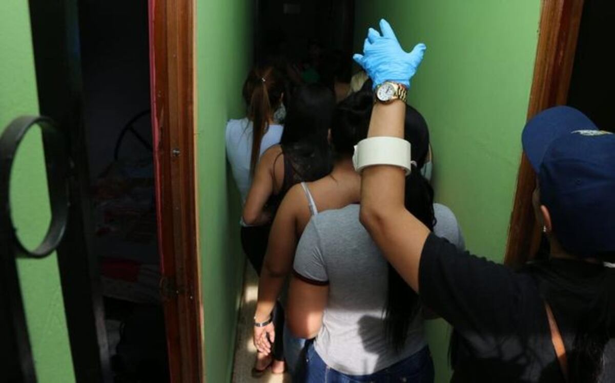 Vendían sus cuerpos en centros nocturnos.Migración retiene más de 60 extranjeros
