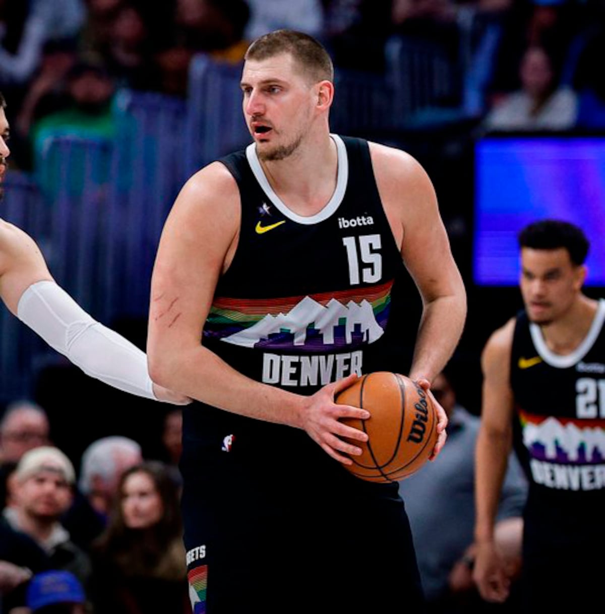 MVP Jokic vuelve de lesión y lidera triunfo épico de Denver ante Clippers