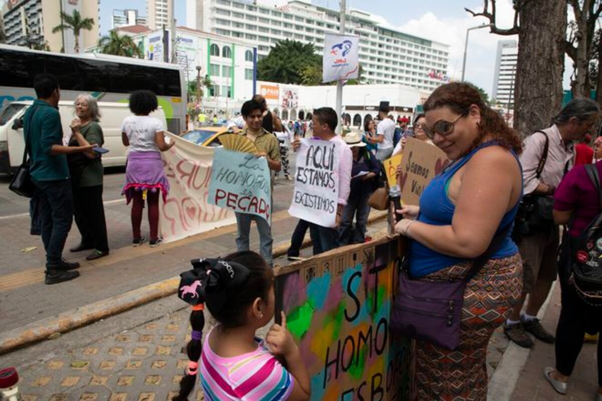 Aspirante a diputado se besa con otro frente iglesia.El mismo que se desnudó