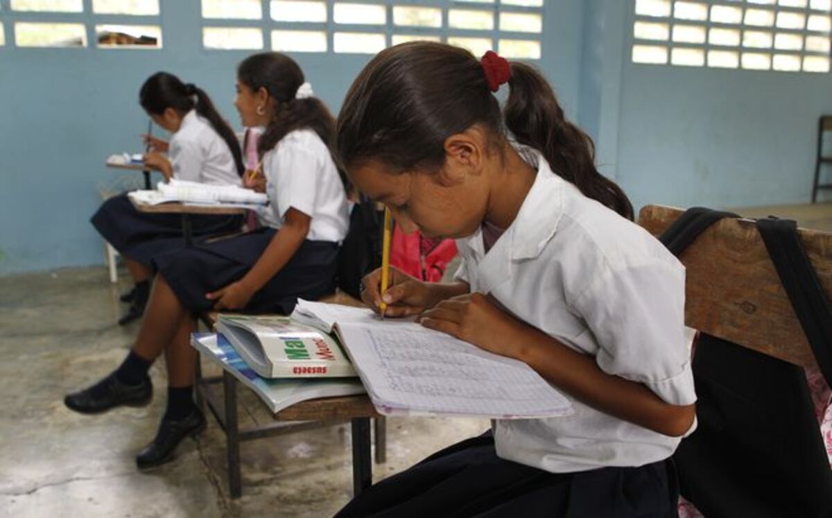 Primer concurso de dibujo para estudiantes de colegios oficiales de Panamá y San Miguelito