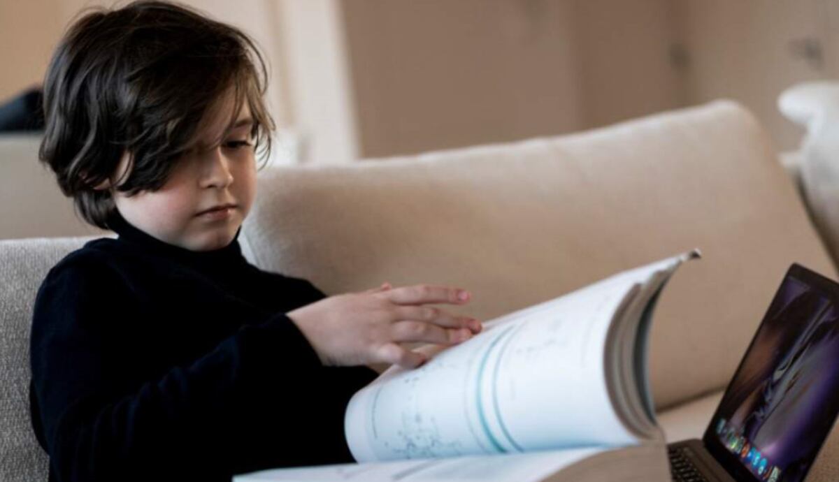 Niño superdotado a punto de obtener una licenciatura en ingeniería eléctrica