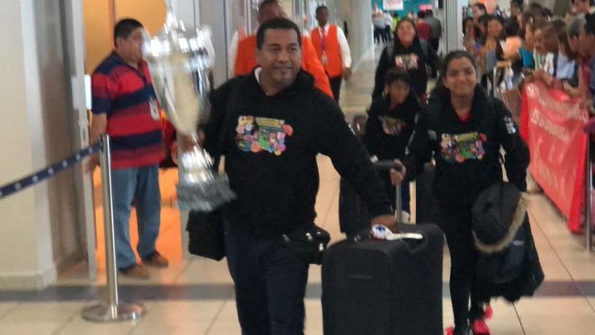 Entre aplausos reciben a delegación del Instituto Chino-Panameño | VIDEO