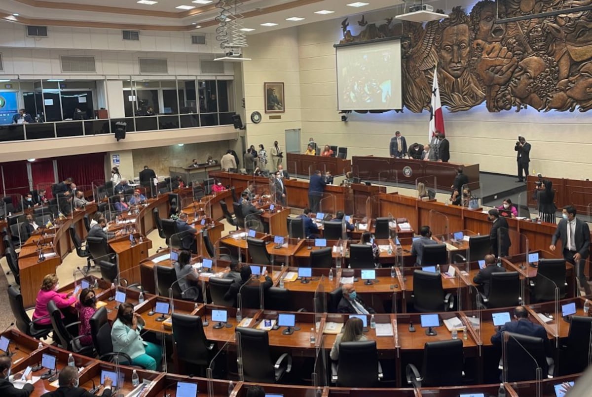 Descuentos y la eliminación de las licencias sale a relucir en el debate del reglamento interno de la Asamblea