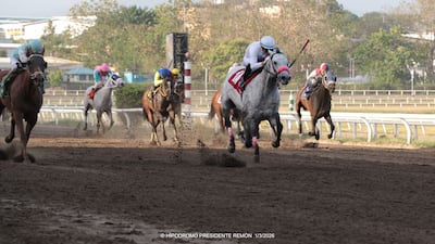 ¡Tomasito arrasa en el hipódromo y gana carrera en honor a Carlos Espino!