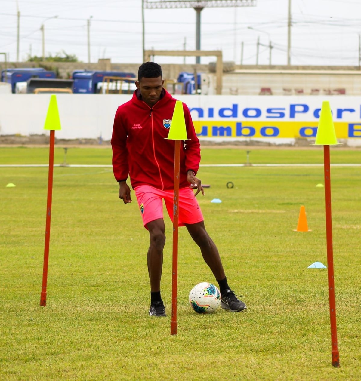 Deportivo Cuenca exige al panameño Roderick Miller presentarse a entrenamientos