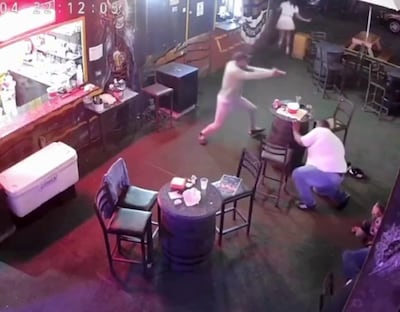 Armados y sin piedad: asalto en bar de David deja clientes en el piso