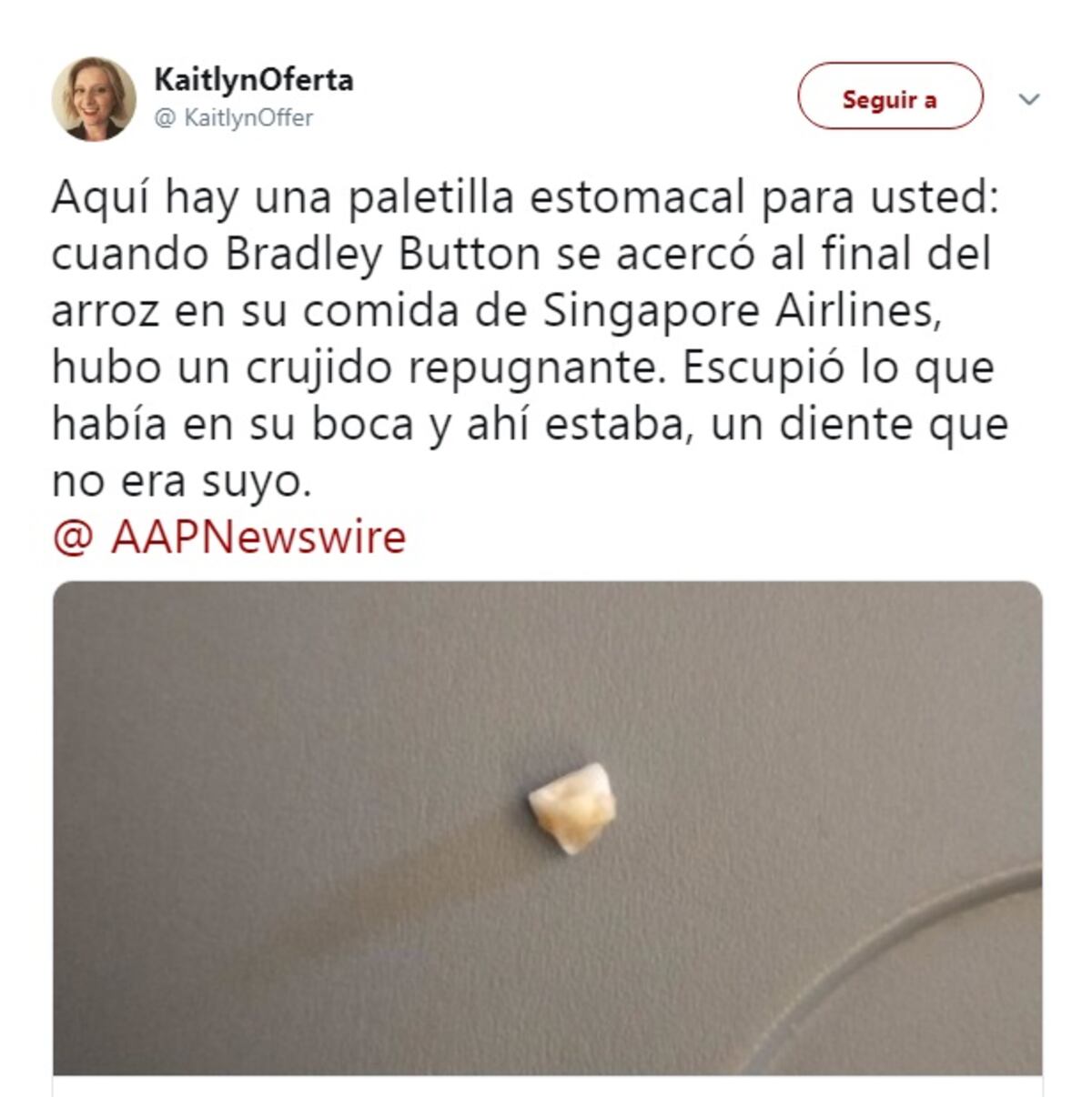 Hombre encuentra diente en la comida ofrecida por la mejor aerolínea del mundo