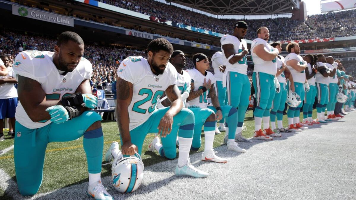 Donald Trump presiona a la NFL para que expulse a jugadores que se arrodillen