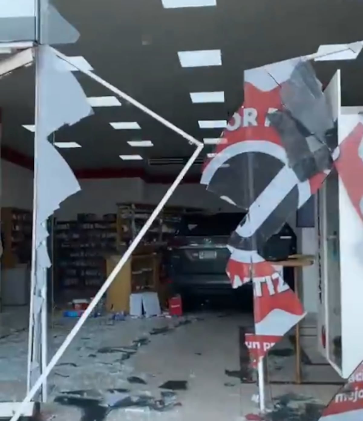 VIDEO | ¡TREMENDO SUSTO! Auto pierde el control y atraviesa farmacia en Calle 50: pánico entre clientes y empleados