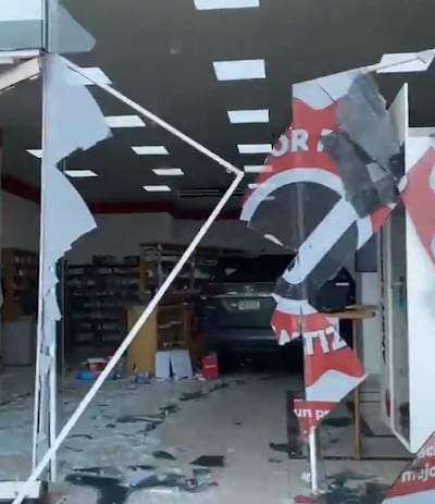 VIDEO | ¡TREMENDO SUSTO! Auto pierde el control y atraviesa farmacia en Calle 50: pánico entre clientes y empleados