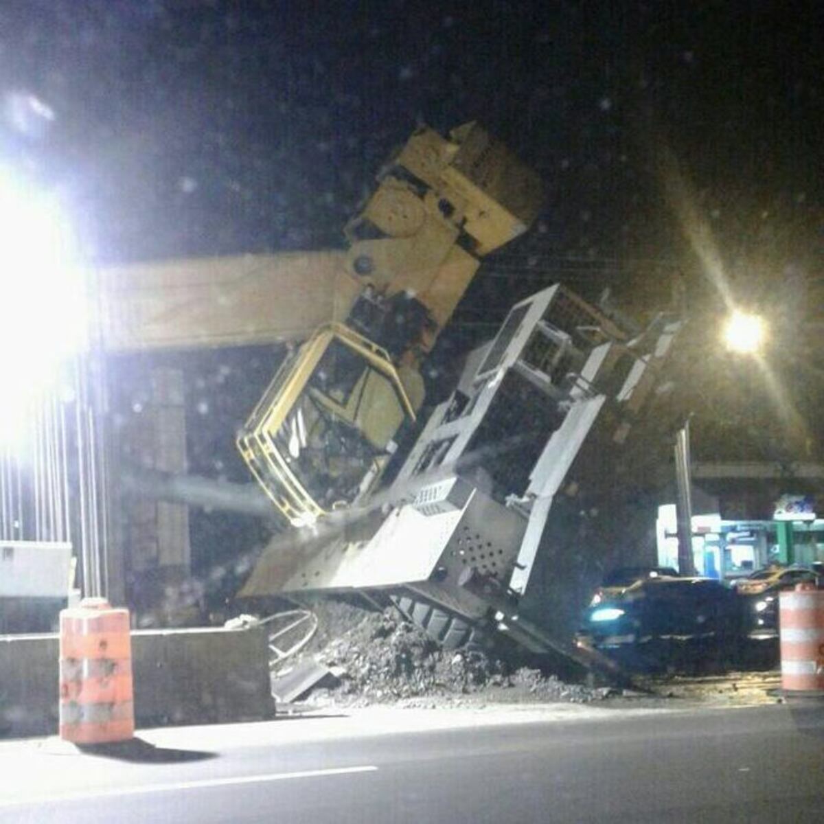 ¡SANTO! Se voltea grúa en los trabajos del metro frente a Cerro Viento (VIDEO)