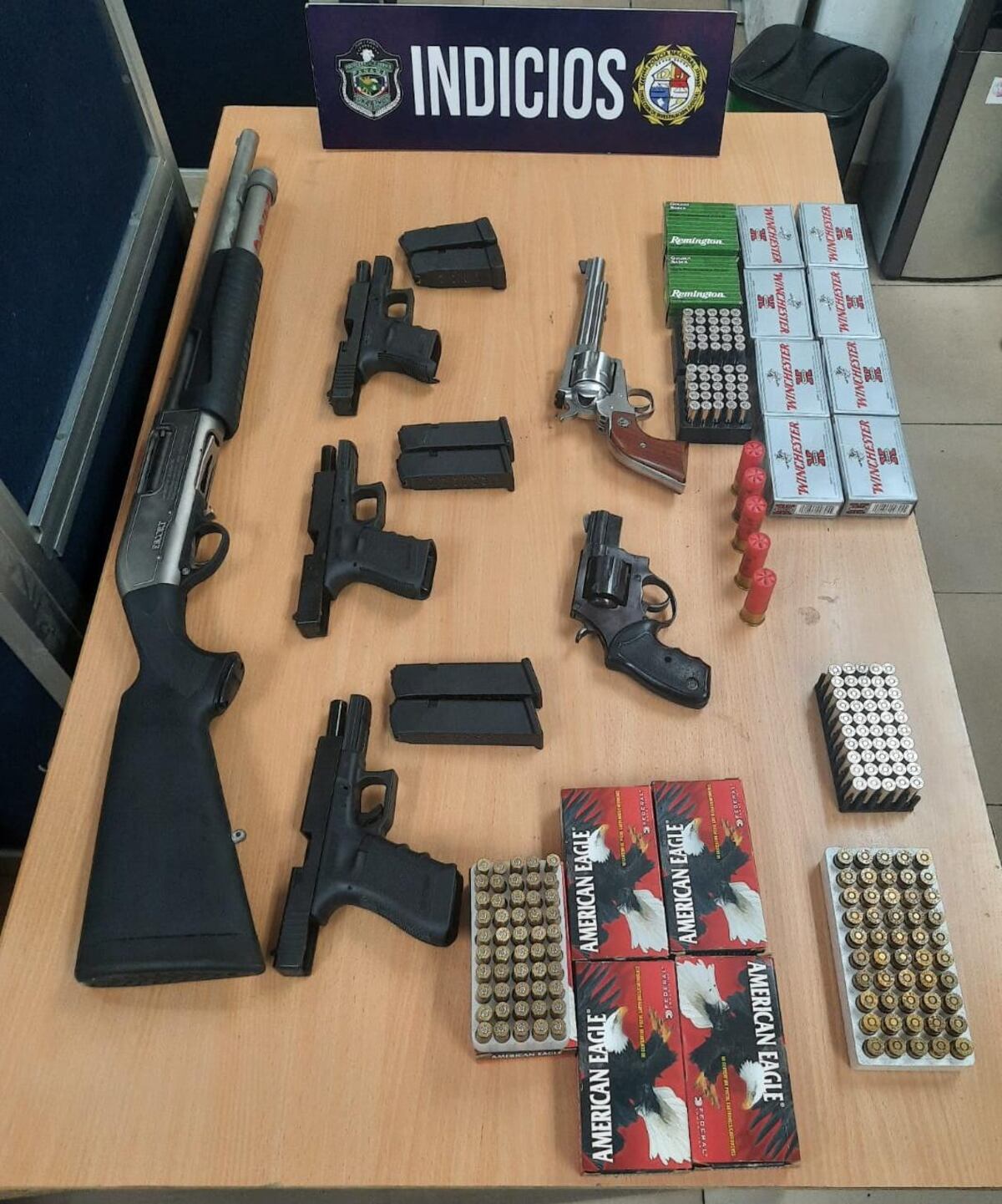 Adulto mayor tenía más de seis armas sin permiso y municiones en su apartamento 