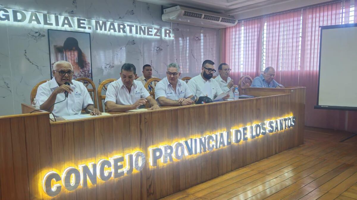 Gobierno promete más apoyo a alcaldes y comunidades de Los Santos