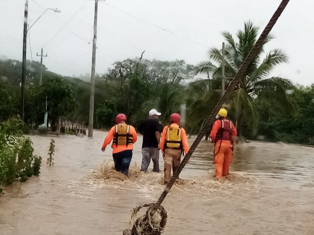 Se accidenta maquinista de excavadora, fue cubierto por un deslave. Cortizo, en medio de su cuarentena, coordina ayuda a los afectados por el mal tiempo