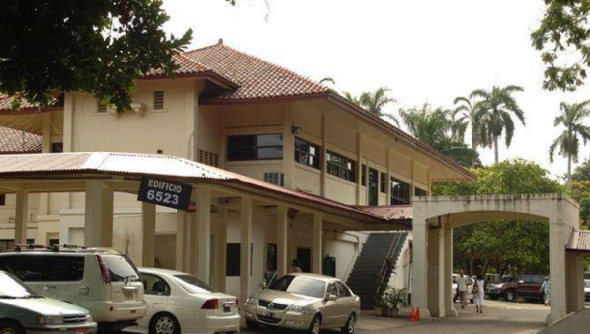 Ordenan detención provisional e imputan cargos a mujer que roció potasa a funcionaria del Meduca