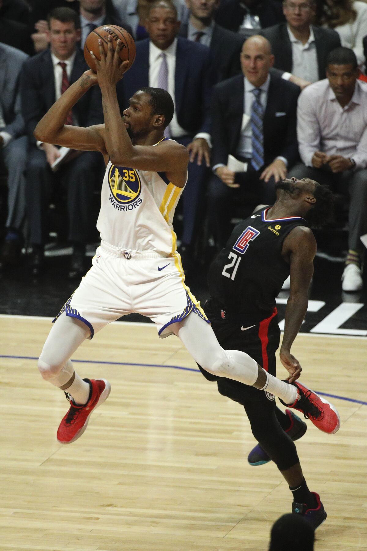 Warriors eliminan a Clippers al ritmo de Durant 