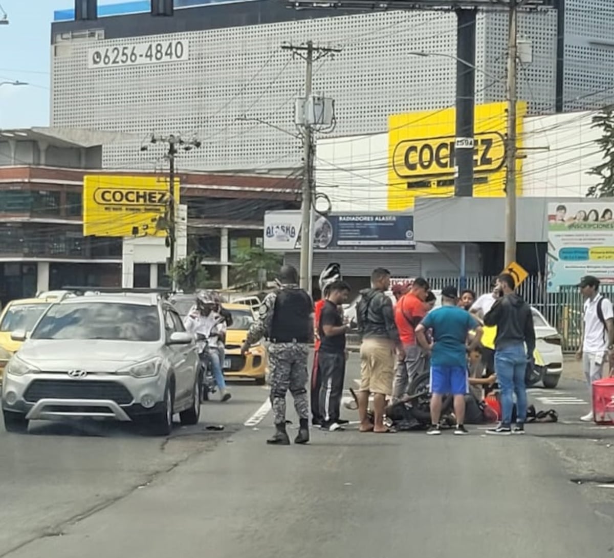 Motorizado no pudo entregar su pedido, resultó herido al colisionar con camioneta en intersección de la Vía España