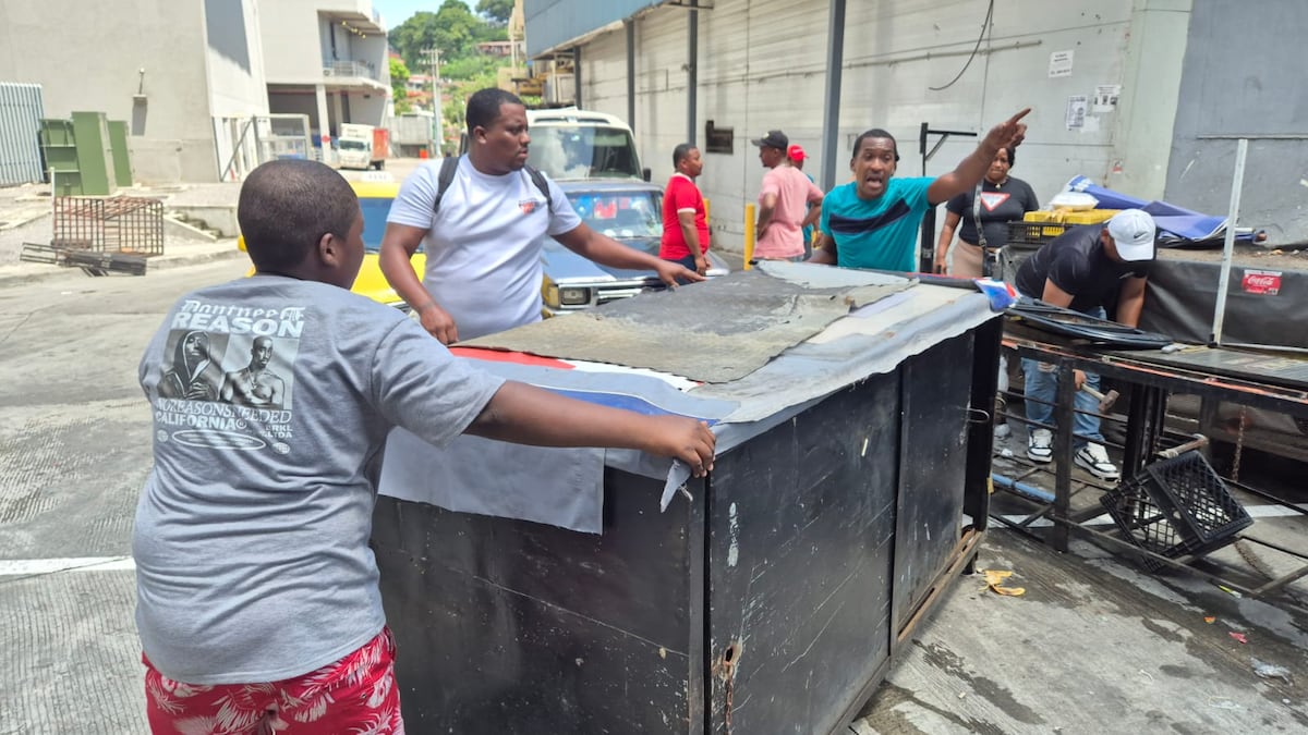 ‘Nos quitaron el pan de la boca, nos tiraron como perros a la calle, el pueblo está triste’: desalojan a buhoneros en San Miguelito antes de Navidad