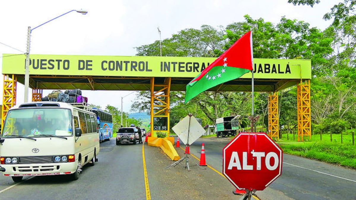 Aduanas retiene a cinco ciudadanos extranjeros. Viajaban ocultos en un pick up