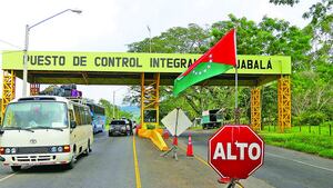 Aduanas retiene a cinco ciudadanos extranjeros. Viajaban ocultos en un pick up