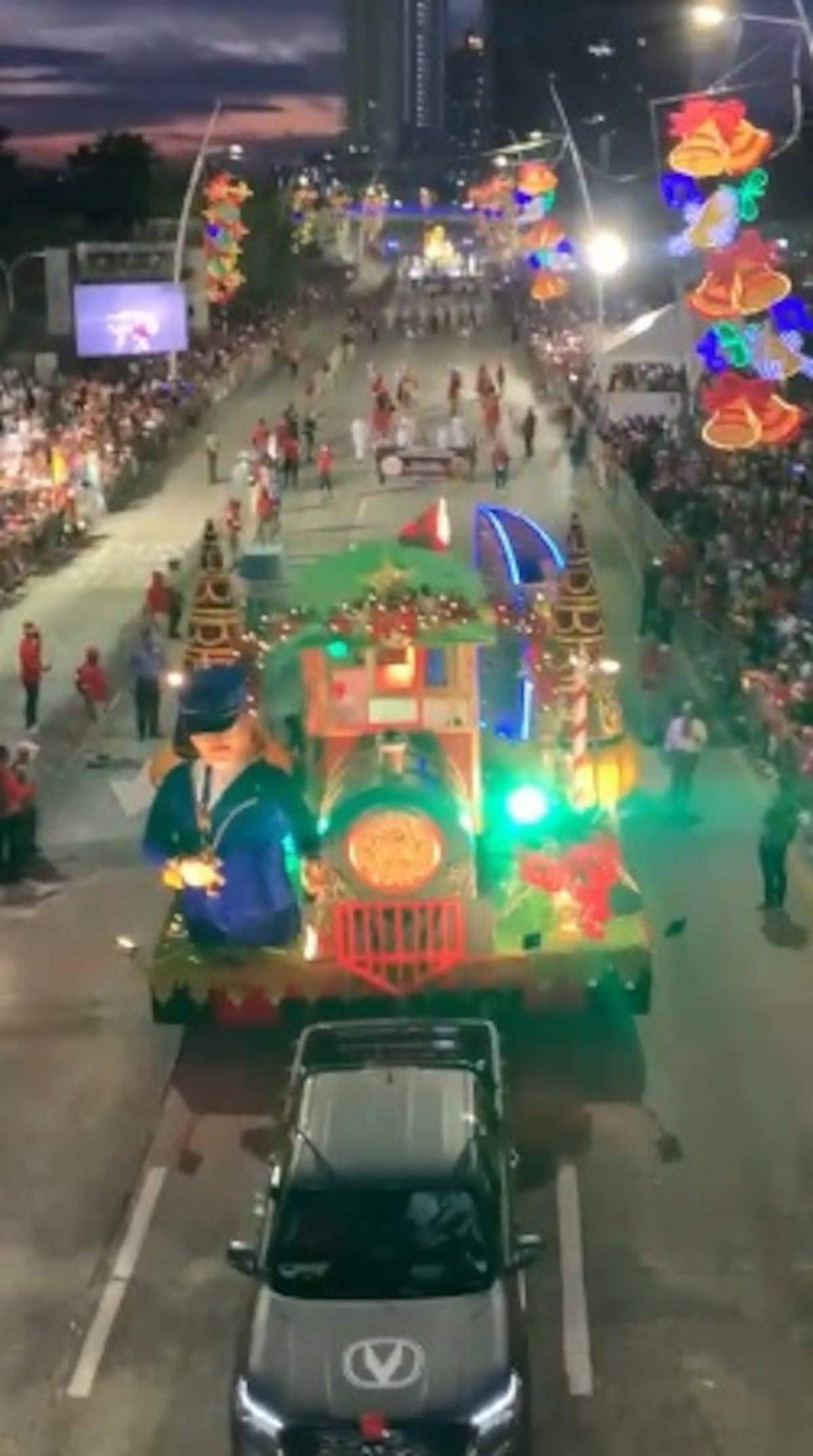 Doce carros alegóricos marcaron  el desfile de Navidad de $2.8 millones. Video