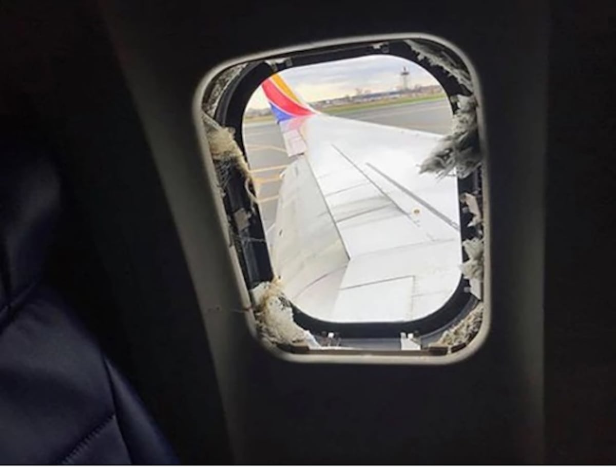 La mujer que fue succionada por una ventana del avión accidentado murió