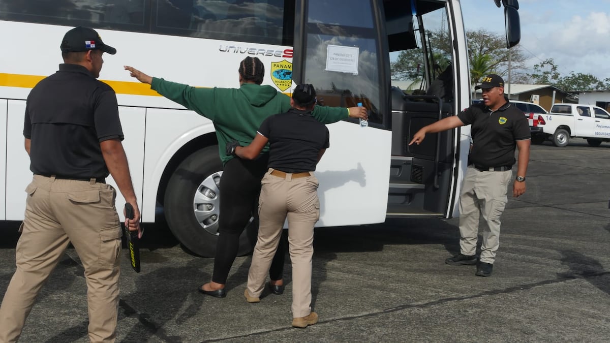 Panamá saca del país a 108 colombianos en un solo vuelo