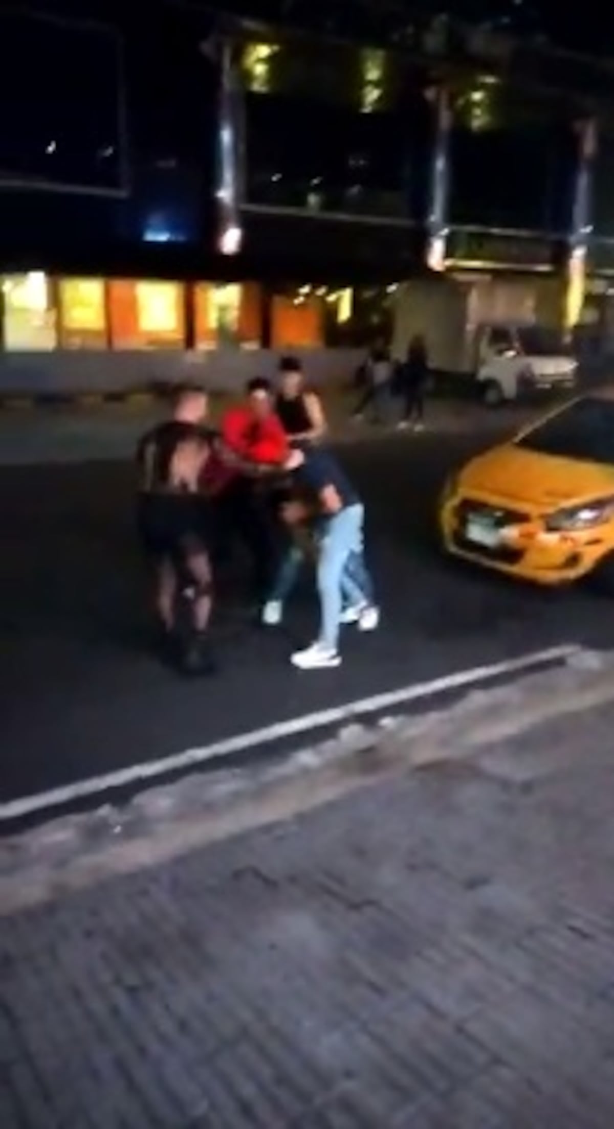 Trágico. Asesinan a golpes a joven de 20 años en medio de una pelea grupal fuera de una discoteca