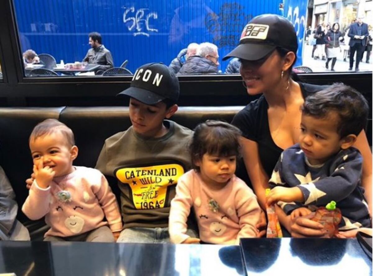 Cristiano juega con el balón de su último 'hat trick' en casa con sus bebés