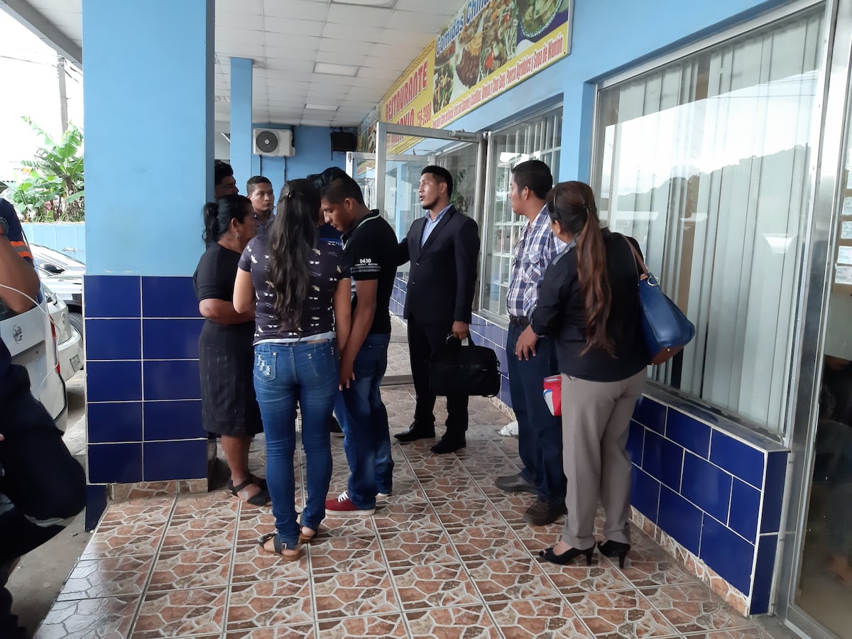 Imputan cargos por femicidio y robo agravado. Dio la alerta al ver en la galería las fotos de Lorena, la joven muerta