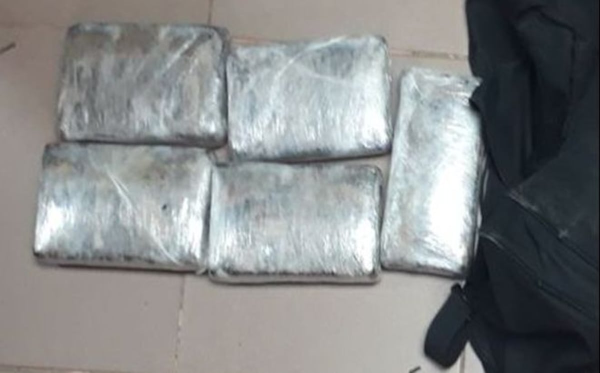 LA ABANDONARON. Encuentran maleta negra con cocaína en un bus 