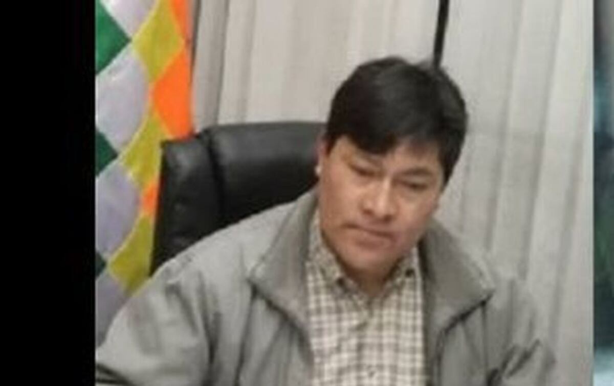 Diputado Soto borracho se desnuda porque le impidieron abordar un avión 