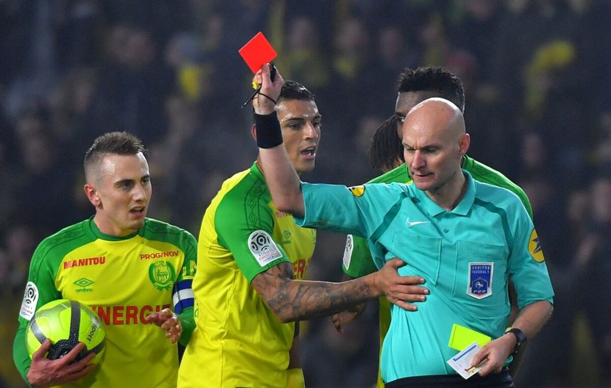 ¡INAUDITO! Futbolista se tropieza con el árbitro y termina expulsado