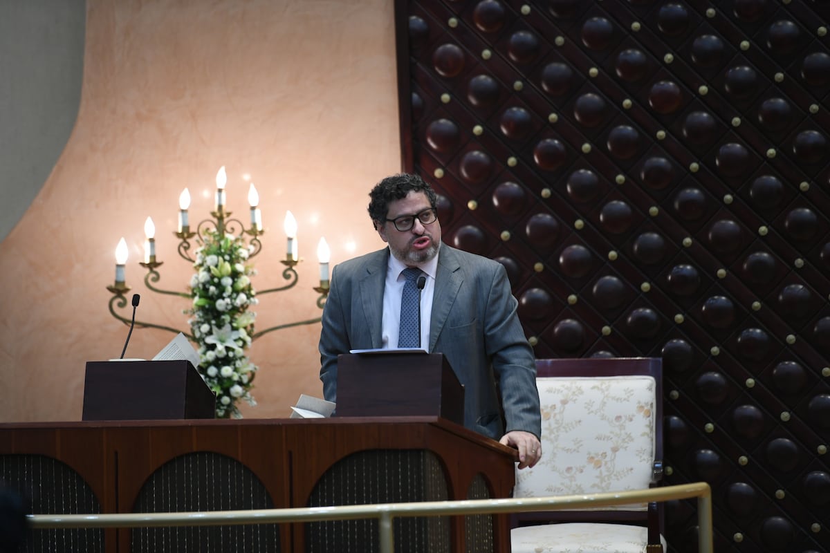 Con plegarias celebran los 20 años del rabino Gustavo Kraselnik en la KSI de Panamá