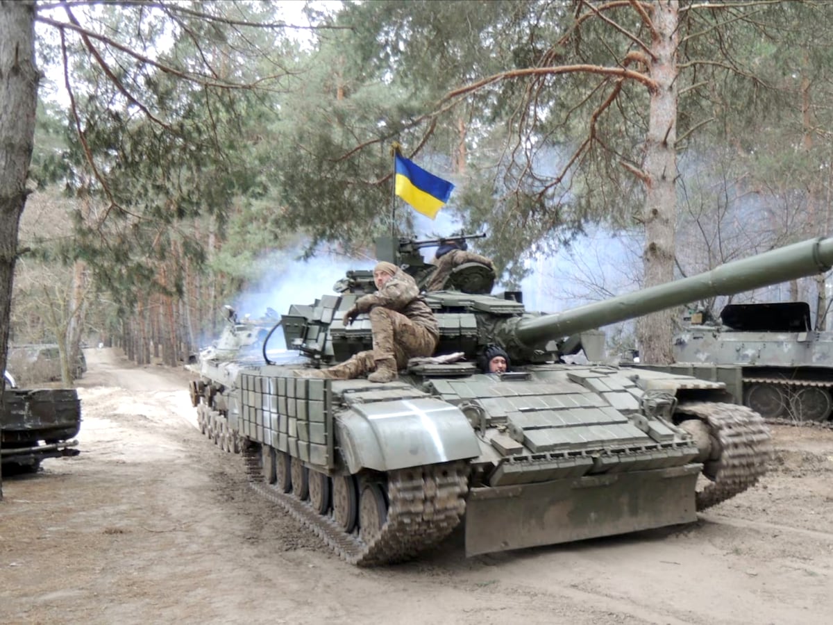 ¡Furia y fuego! Comandante ucraniano apaga un tanque en llamas en una misión suicida, como en un thriller de acción