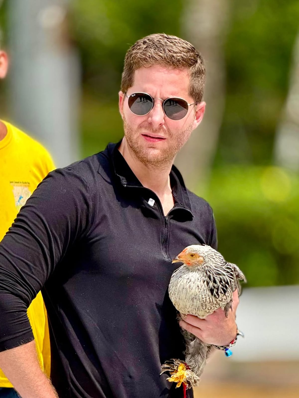 ‘¿Quién quiere pollo?’: vecinos le regalan gallina a Mayer tras arreglar vereda + VÍDEO
