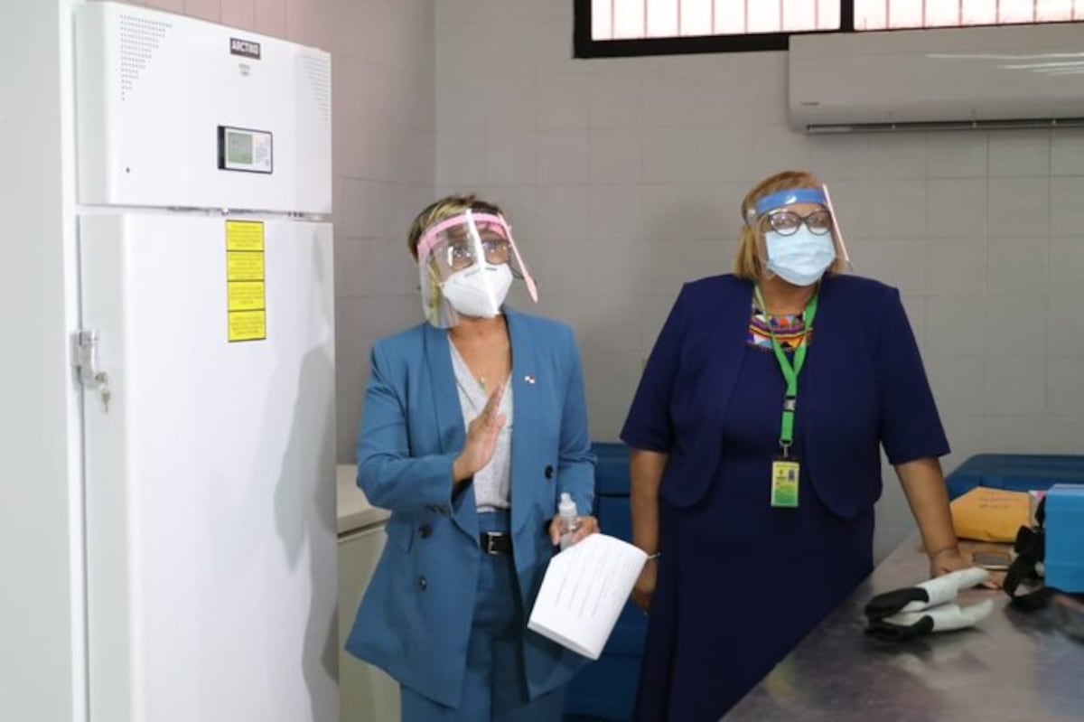 Preparativos para la vacuna. Instalan el primer de cuatro congeladores de ultra baja temperatura