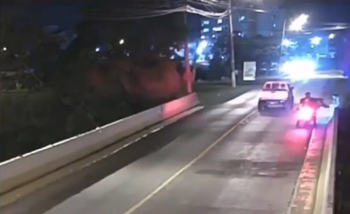 ‘La vi triste, llorando’.  Uno de los policías que salvaron a mujer en un puente, dijo que la sostuvo del tobillo. Video