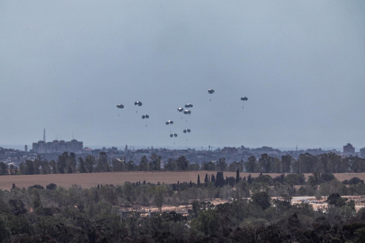 Crece la hambruna en Gaza: aumentan lanzamientos de ayuda humanitaria aérea mientras niños mueren por desnutrición