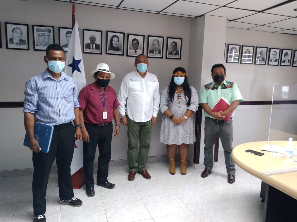 El pueblo Bri Bri denuncia invasión de tierras y tala de árboles ante el ministro de Ambiente