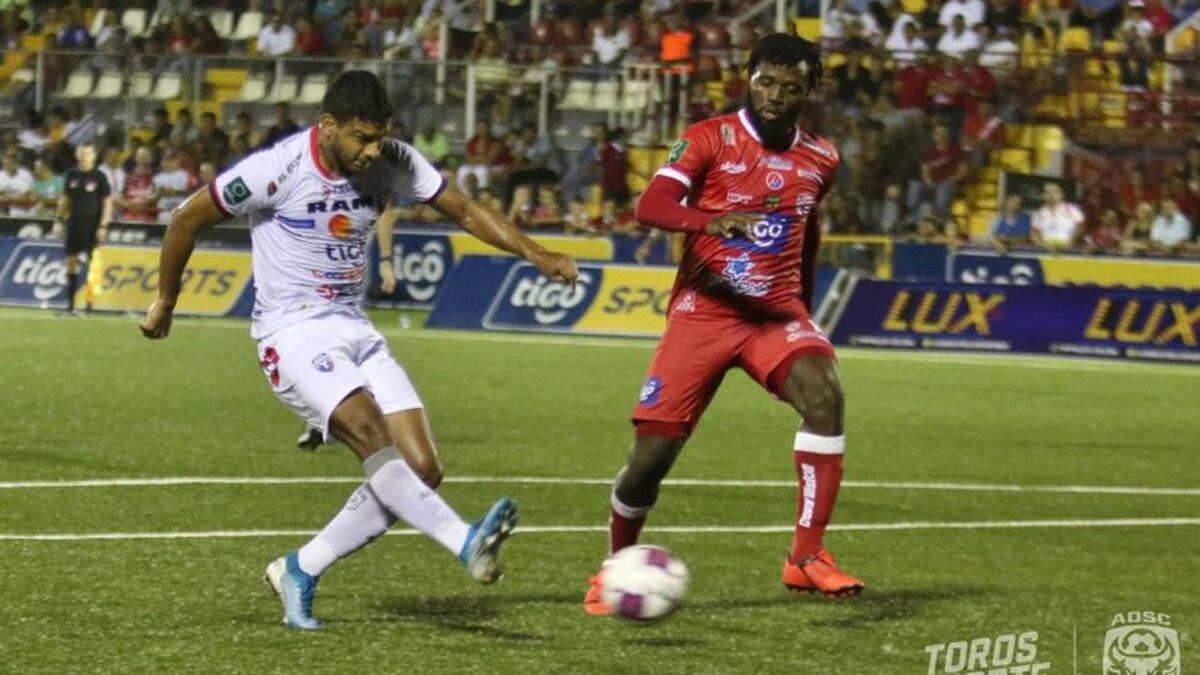 Se lesiona Jorman, Small lo reemplaza