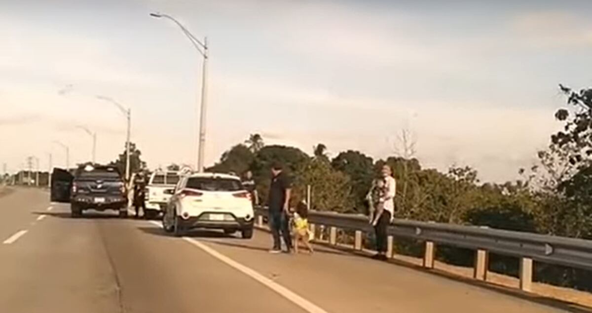 Conductores frenaron de pronto para salvar a dos niños que estaban solos en el Corredor Norte.