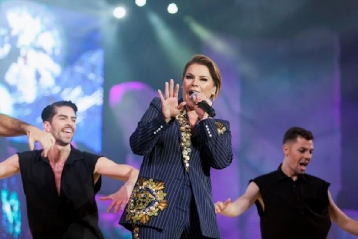 Olga Tañón entrega instrumentos valorados en $20.000 a escuela de Florida