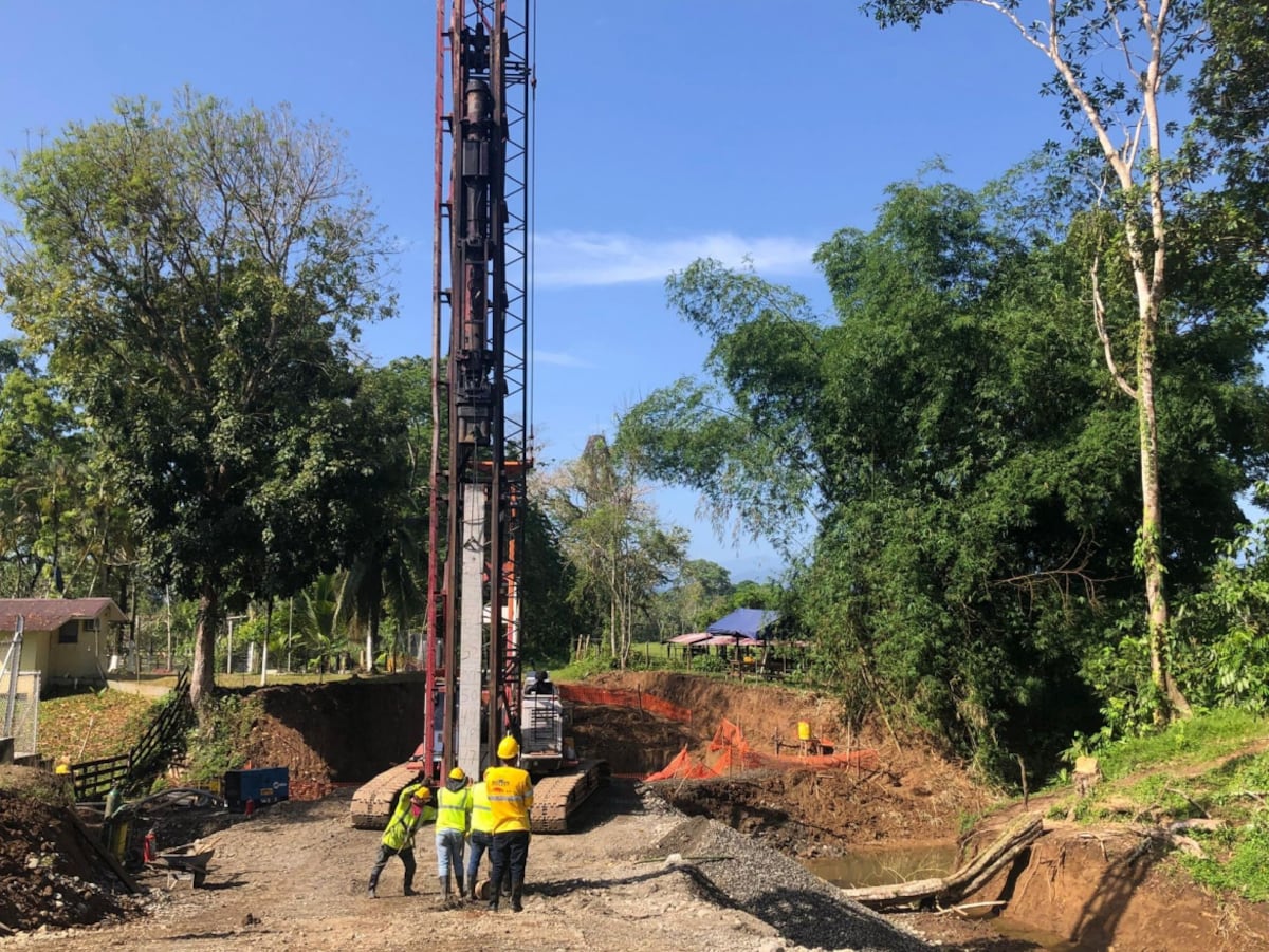 En Guabito trabajan en un nuevo puente vehicular y asfaltado de una vía de 1.5 km en Bocas del Toro