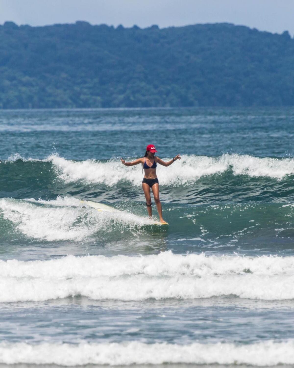 Layla Brady y Agustín Cedeño dejan huella en el Panamericano de Surf 2025